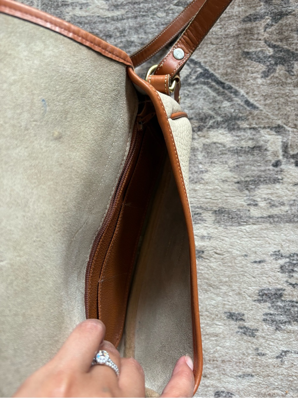 Vintage Dooney & Bourke Equestrian Crossbody Bag Cream Pebbled Leather AWL - Picture 9 of 13
